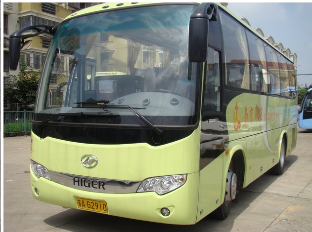 33座旅游車(900元/天 8小時100KM含司機工資+油費)